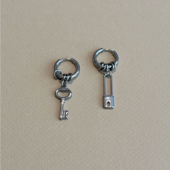 Key Earrings N1351 - Picture 2 of 4